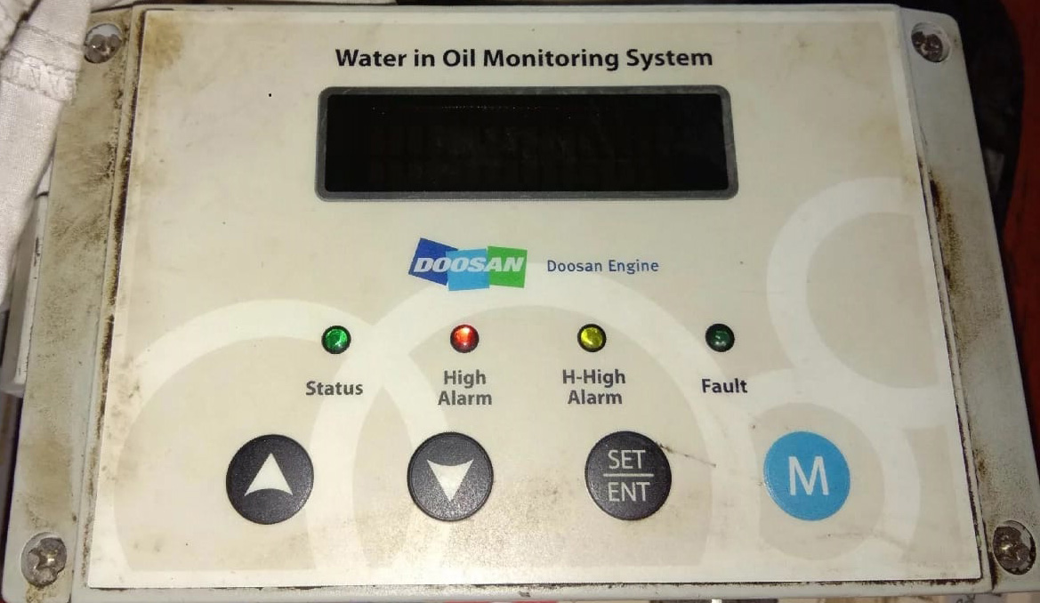 Water in oil monitoring system